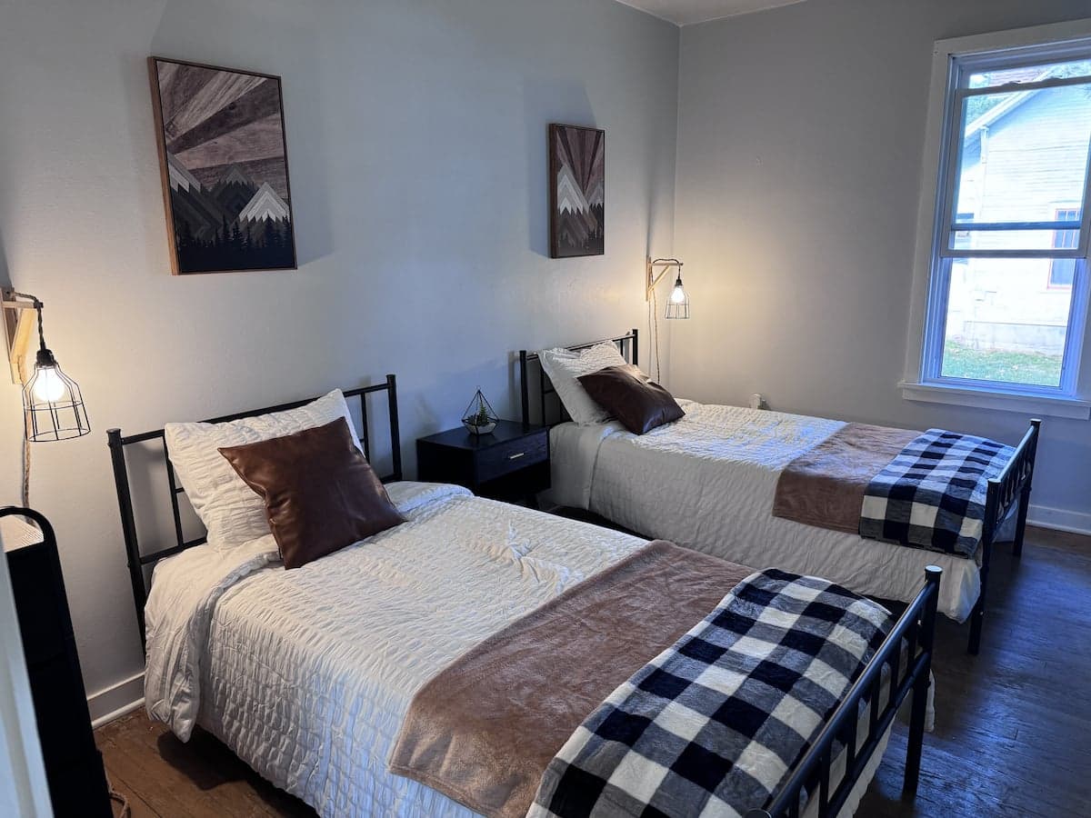 Second bedroom with two twin beds in the lower Sparta apartment