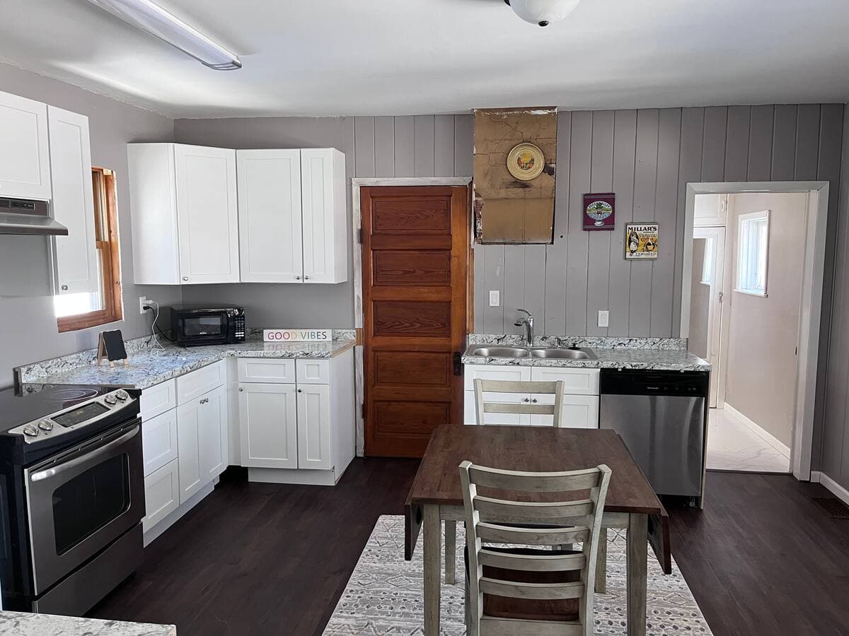Kitchen and dining table in the Tomah 1-bedroom